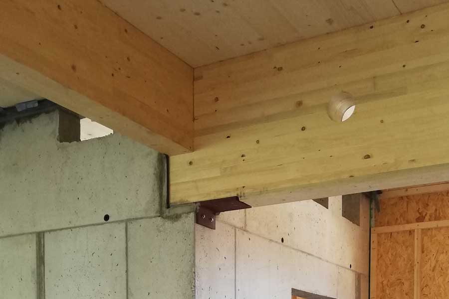 Auflager des Deckenbalkens auf einer Stahlbetonwand